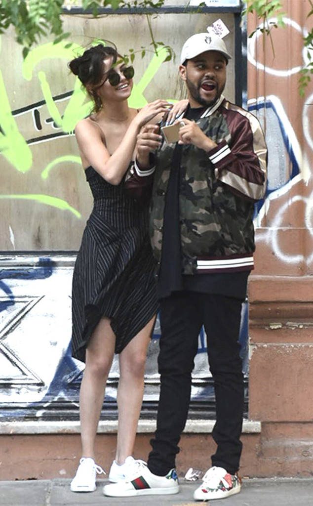 Η Selena Gomez και ο The Weeknd σε κοινή τους εμφάνιση στο δρόμο.