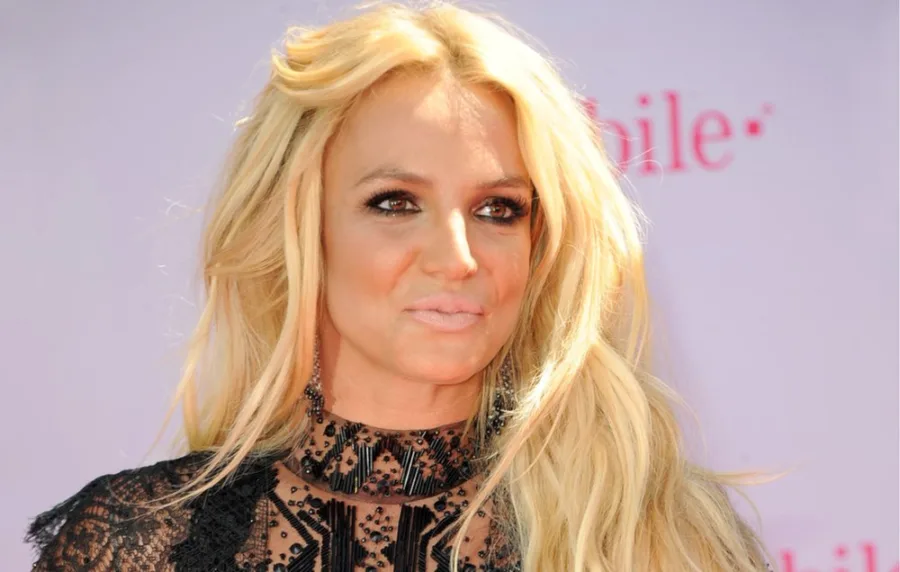 Η Britney Spears σε κοντινό πλάνο στο κόκκινο χαλί.
