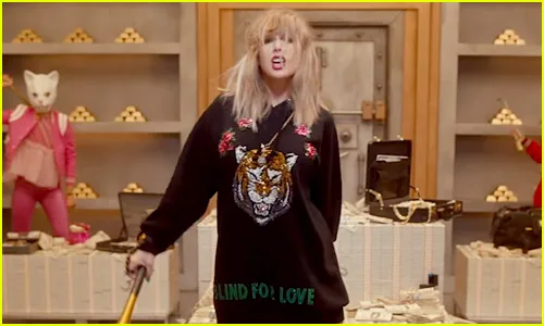 Η Taylor Swift σε σκηνή από το video clip Look What You Made Me Do.