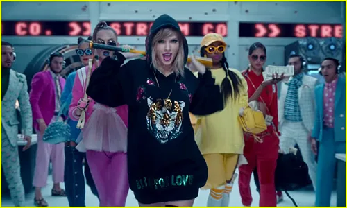 Η Taylor Swift με μαύρο φούτερ και ρόπαλο σε σκηνή από video clip.