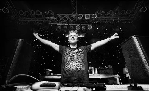 DJ με ανοιχτά χέρια σε σκηνή