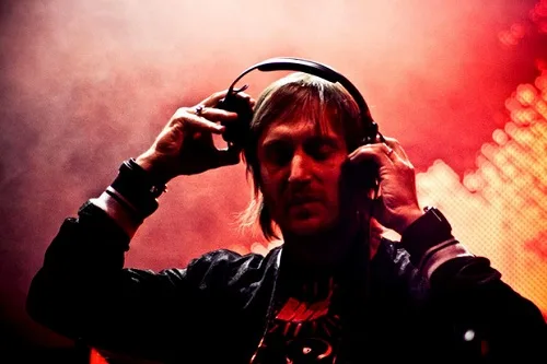 DJ με ακουστικά σε σκηνή με κόκκινο φωτισμό