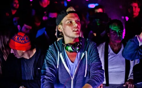 DJ σε club με ακουστικά και καπέλο