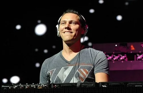 DJ σε σκηνή με ακουστικά