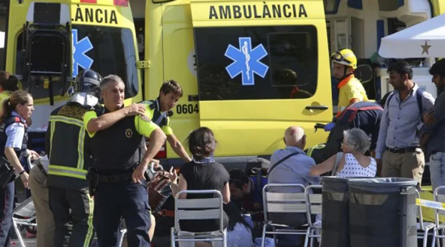 Ασθενοφόρα και διασώστες σε σημείο τρομοκρατικής επίθεσης στη Βαρκελώνη.