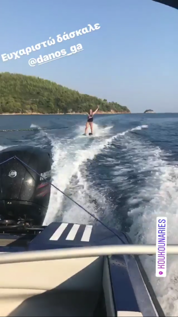 Η Ντορέττα Παπαδημητρίου κάνει θαλάσσιο σκι στη Σκιάθο.