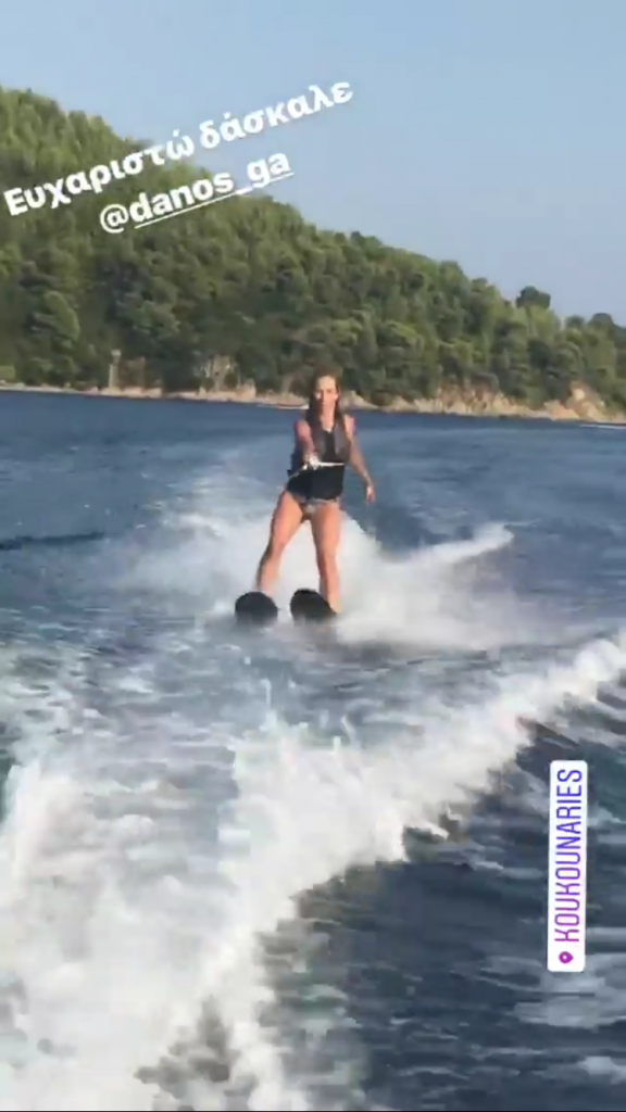 Η Ντορέττα Παπαδημητρίου κάνει θαλάσσιο σκι στη Σκιάθο.