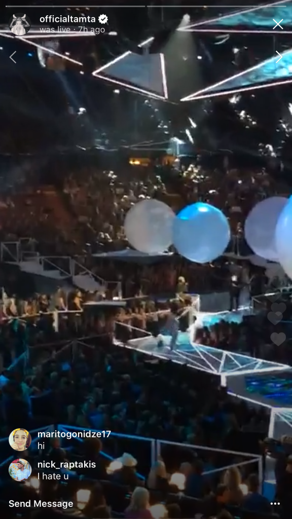 Στιγμιότυπο από τα MTV VMA 2017 με θέα τη σκηνή και το κοινό.