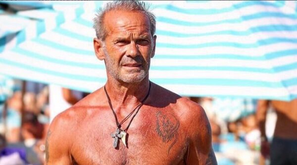 Οι κοιλιακοί του Πέτρου Κωστόπουλου που έριξαν το Ιnstagram