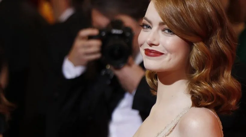Η Emma Stone σε επίσημη εμφάνιση στο κόκκινο χαλί.