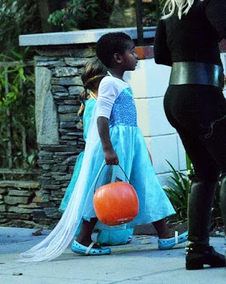Ο γιος της Charlize Theron ντυμένος ως Elsa από το Frozen για το Halloween.