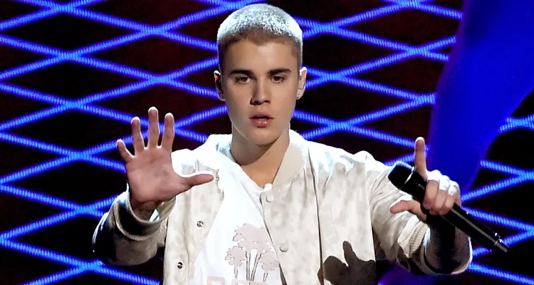 Ο Justin Bieber στη σκηνή με ξανθό κοντό μαλλί