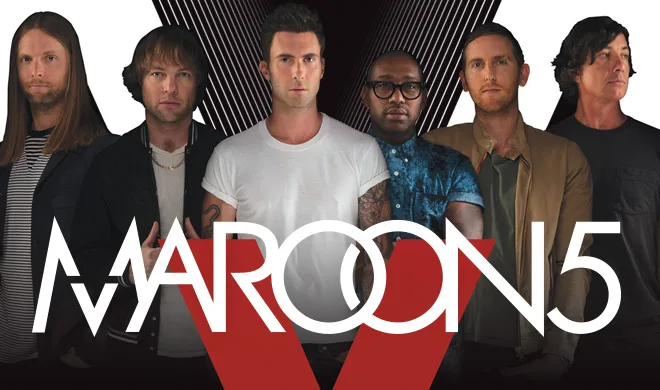 Το συγκρότημα Maroon 5 ποζάρει μπροστά από ένα μεγάλο κόκκινο γράμμα V.
