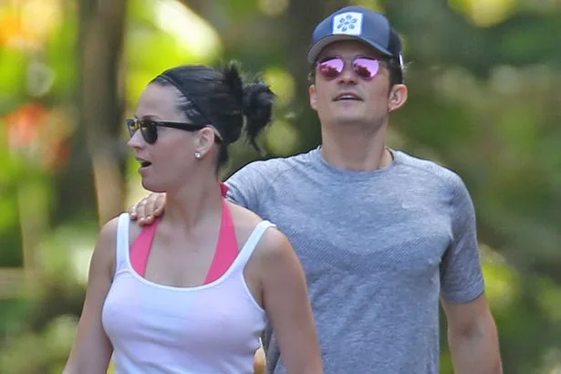 Η Katy Perry και ο Orlando Bloom σε εξωτερικό χώρο.