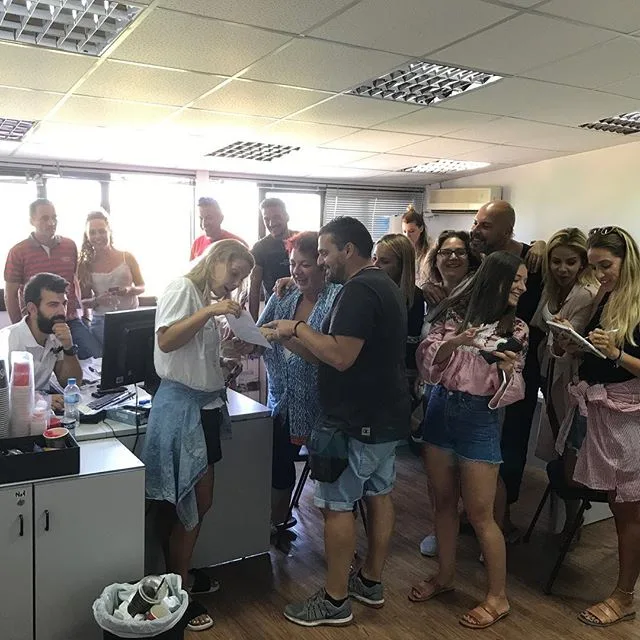 Ομάδα ανθρώπων σε γραφείο με έγγραφα
