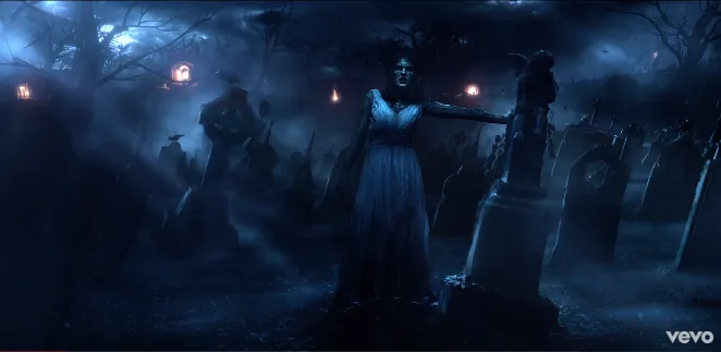Η Taylor Swift σε νεκροταφείο από το video clip του Look What You Made Me Do.