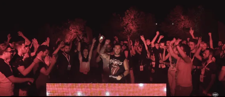 Ο Chris Child στα decks κατά τη διάρκεια του Bud The Booth event.