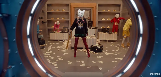 Η Taylor Swift με μάσκα γάτας σε σκηνή από το video clip Look What You Made Me Do.