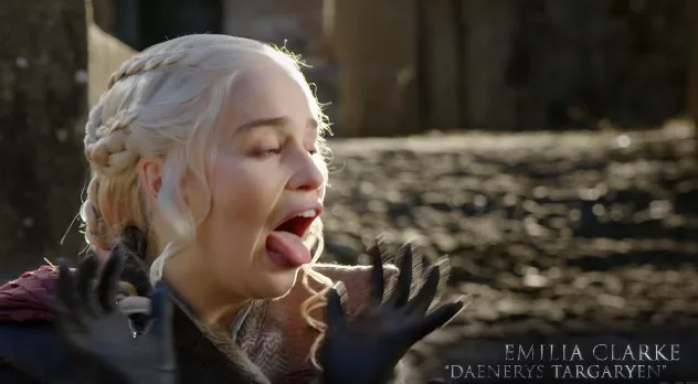 Η Emilia Clarke ως Daenerys Targaryen κάνει μια αστεία γκριμάτσα.