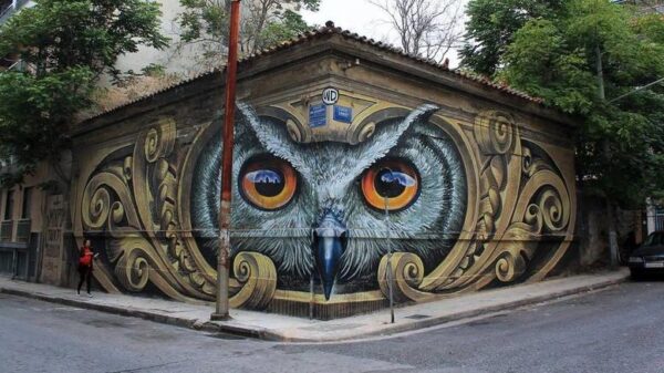 Ο street artist της Κουκουβάγιας στο Μεταξουργείο ζωγραφίζει τοίχο σε ελληνικό νησί των Κυκλάδων!