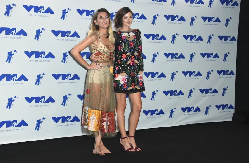 Η Paris Jackson ξυπόλυτη στο κόκκινο χαλί των MTV VMA.
