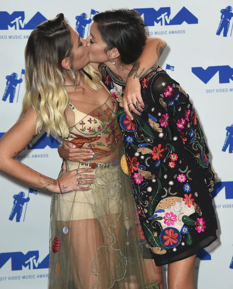 Η Paris Jackson φιλάει τη συνοδό της στα βραβεία MTV VMA 2017.
