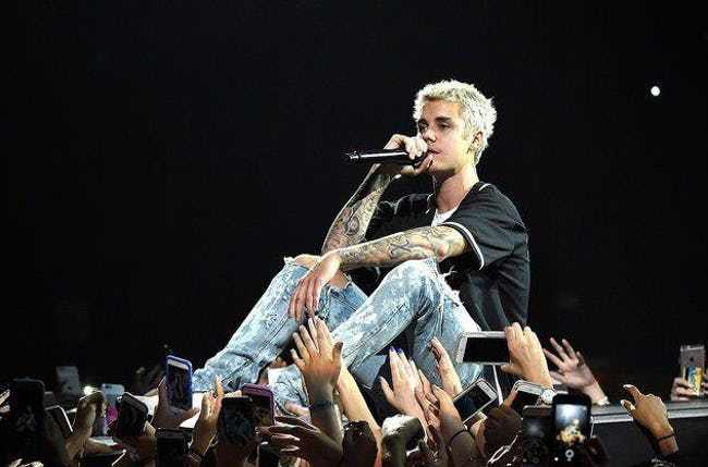 Ο Justin Bieber σε συναυλία με ξανθό μαλλί και τατουάζ.