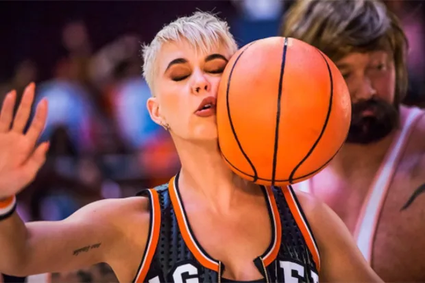 Η Katy Perry με μια μπάλα μπάσκετ να χτυπά το πρόσωπό της στο video clip του Swish Swish.