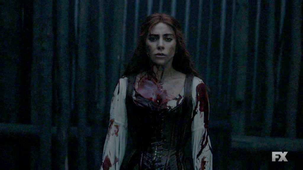 Η Lady Gaga με ιστορικό κοστούμι και αίματα στο American Horror Story: Roanoke.