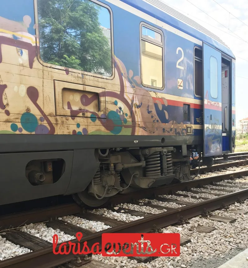 Εκτροχιασμένο βαγόνι τρένου με γκράφιτι στη Λάρισα.