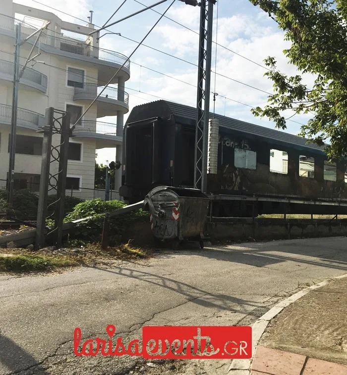 Εκτροχιασμένο βαγόνι τρένου δίπλα σε πολυκατοικία στη Λάρισα.