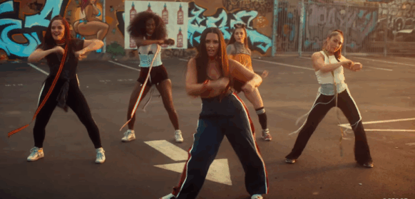H Demi Lovato και ο Jax Jones μας παρασύρουν σε ρυθμούς σάμπα στο νέο τους clip