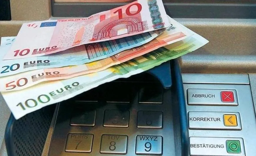 Χαρτονομίσματα ευρώ πάνω σε πληκτρολόγιο ATM.