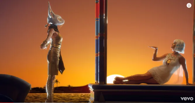 Η Katy Perry σε σκηνικό αρχαίας Αιγύπτου από το video clip Dark Horse.