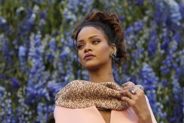 Aυτή κι αν είναι αλλαγή! Η Rihanna έβαψε τα μαλλιά της τιρκουάζ!