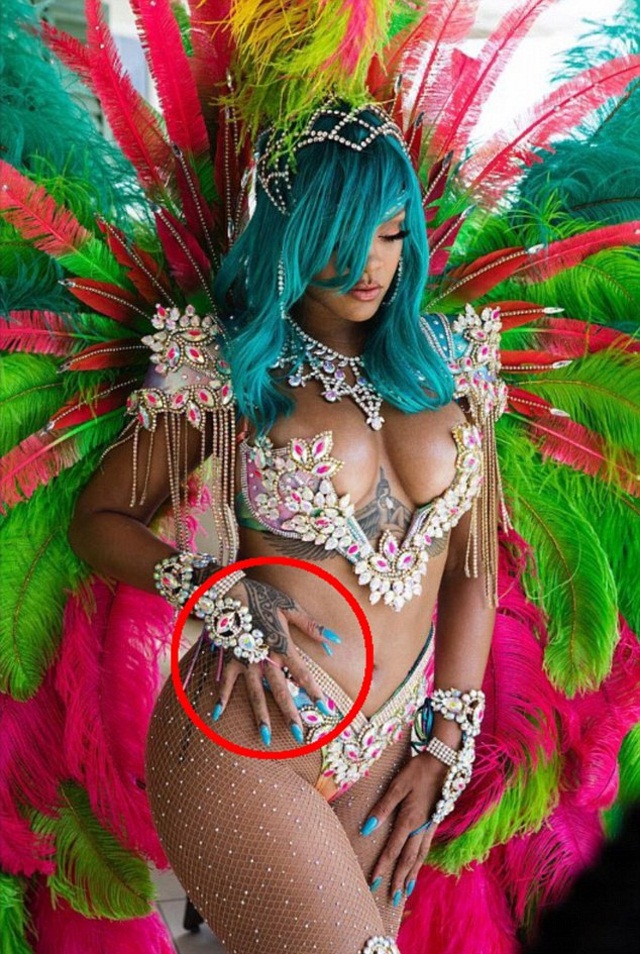 Η Rihanna με εντυπωσιακό κοστούμι καρναβαλιού και γαλάζια μαλλιά.