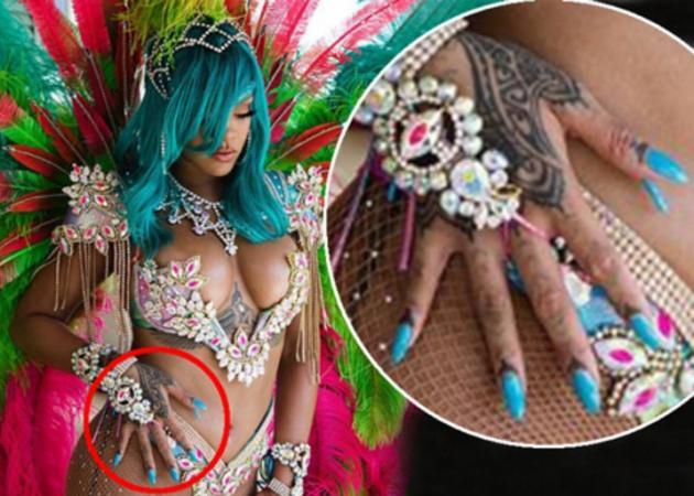 Η Rihanna με εντυπωσιακή στολή καρναβαλιού και μπλε μαλλιά.