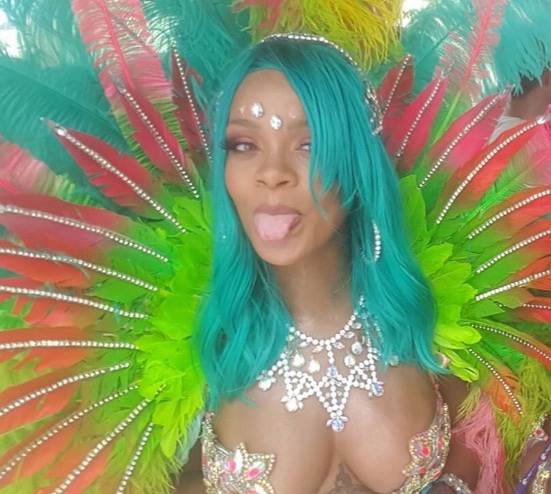 Η Rihanna με τιρκουάζ μαλλιά και εντυπωσιακό κοστούμι καρναβαλιού