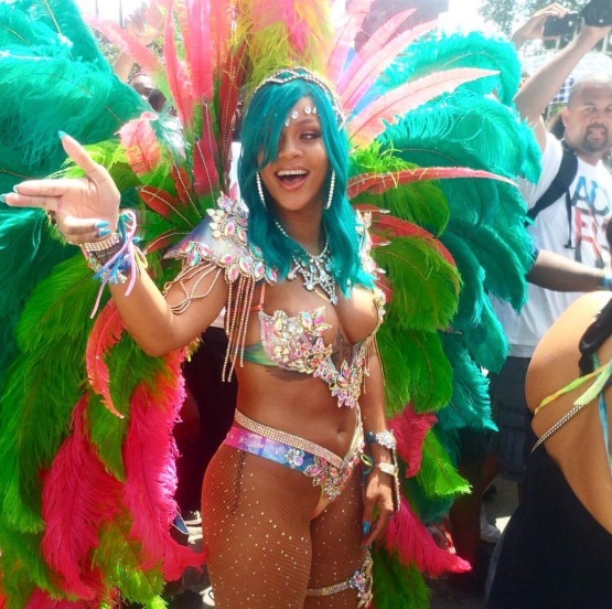 Η Rihanna με εντυπωσιακή στολή καρναβαλιού και γαλάζια μαλλιά.