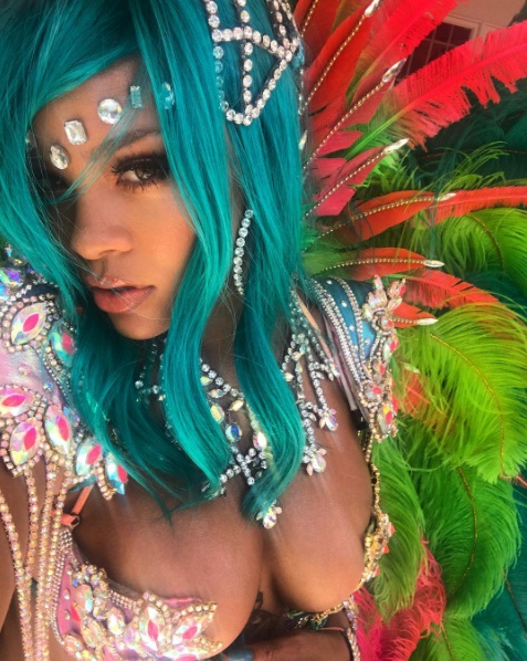 Η Rihanna με τιρκουάζ μαλλιά και εντυπωσιακή στολή καρναβαλιού στο Μπαρμπάντος.