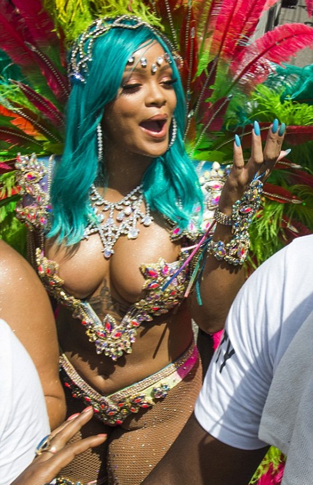 Η Rihanna με εντυπωσιακό κοστούμι καρναβαλιού και γαλάζια μαλλιά.