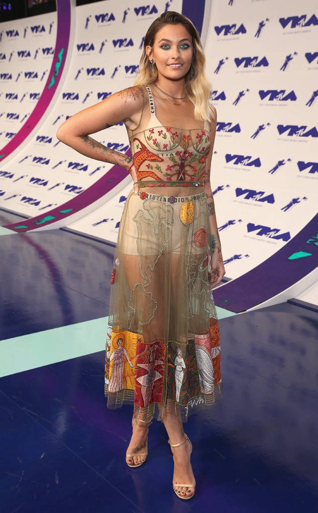 Η Paris Jackson στο κόκκινο χαλί των MTV VMA με εμφάνιση που προκάλεσε συζητήσεις.