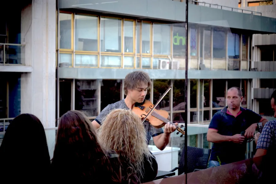 Ο Alexander Rybak παίζει βιολί σε εξωτερικό χώρο.