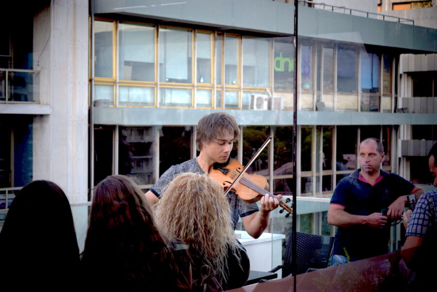Ο Alexander Rybak παίζει βιολί σε εξωτερικό χώρο.