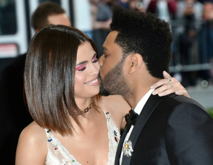 Η Selena Gomez και ο The Weeknd σε κοινή τους εμφάνιση στο κόκκινο χαλί.