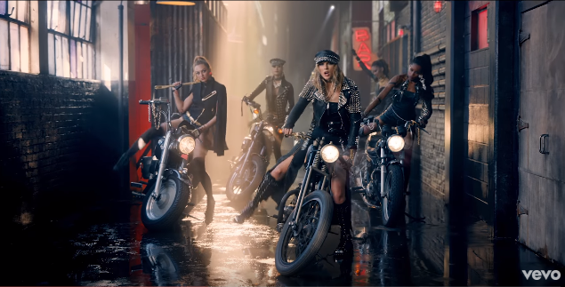 Η Taylor Swift με δερμάτινα ρούχα πάνω σε μοτοσικλέτα στο video clip του Bad Blood.