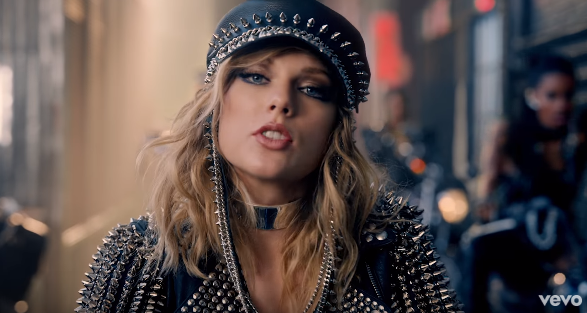 Η Taylor Swift με δερμάτινο καπέλο και τζάκετ με καρφιά στο video clip του Look What You Made Me Do.