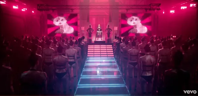 Η Taylor Swift σε σκηνή με χορευτές από το video clip Look What You Made Me Do.
