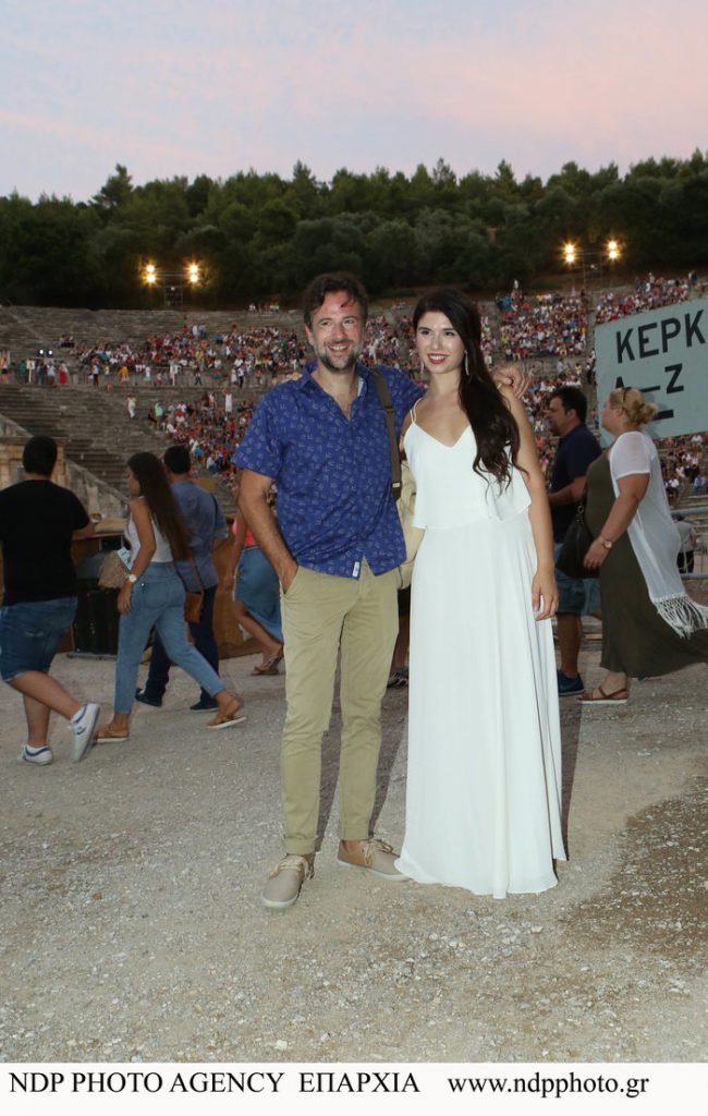 Ο Κωστής Μαραβέγιας και η Νεφέλη Μούσουρα σε αρχαίο θέατρο.