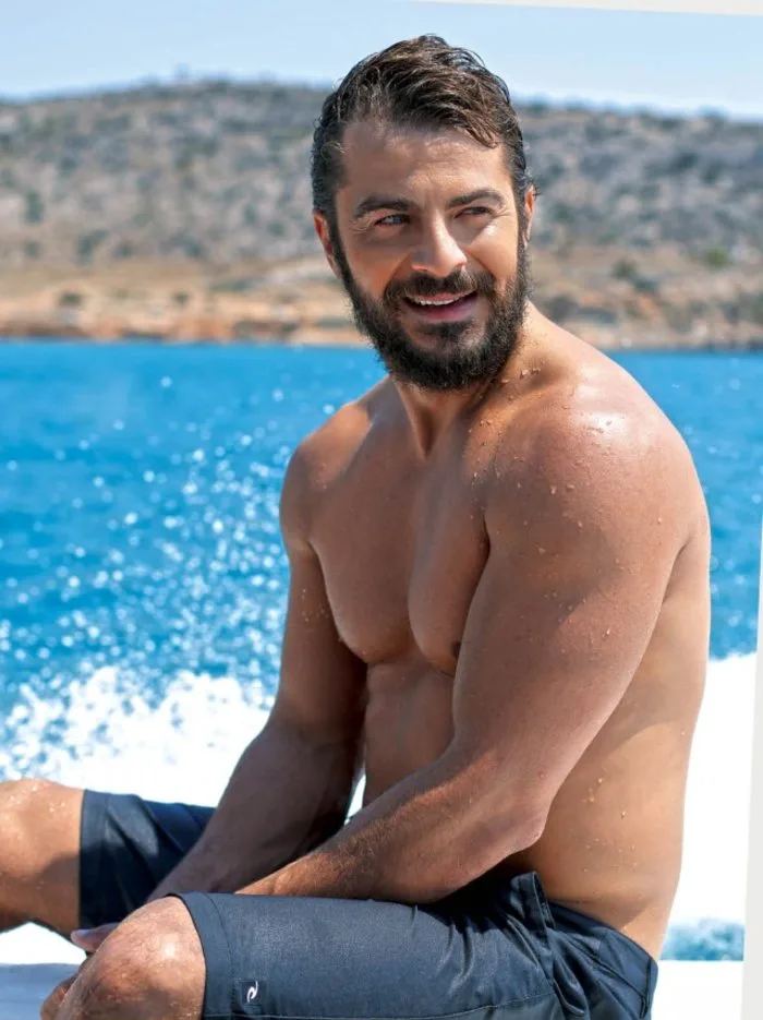 Ο Γιώργος Αγγελόπουλος (Ντάνος) χωρίς μπλούζα σε σκάφος στη θάλασσα.